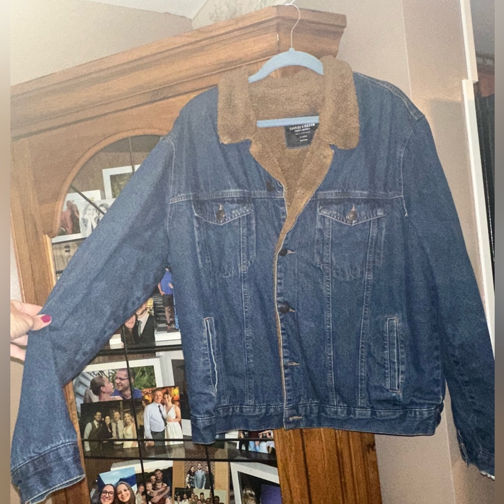 Women’s XL Denim Jacket W Fuzzy Brown Collar. Lining. Distressed.